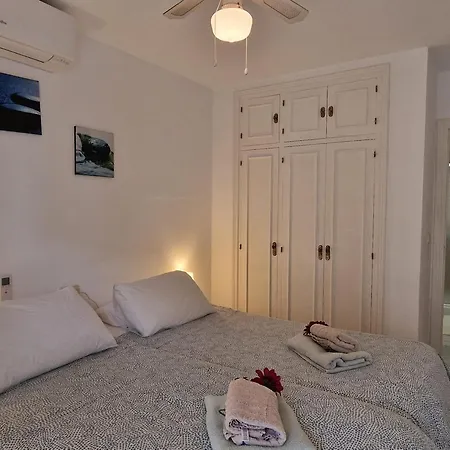 Quiet Beachfront Oasis - Dona Sofia Апартаменты